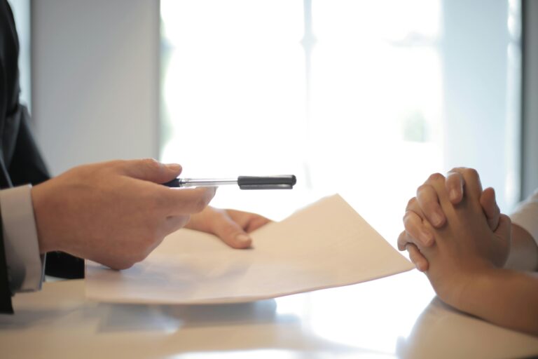 Penalidades por quebra de contrato, o que diz a lei e como se proteger