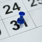 Calendário com pin azul marcando o dia 31 de dezembro de 2025. Prazo final para blindar lucros e dividendos.