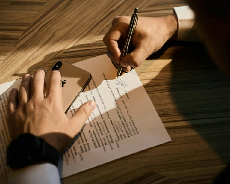 Advogado revisando contrato digital com selo de conformidade. Cláusulas de Compliance para proteção empresarial.