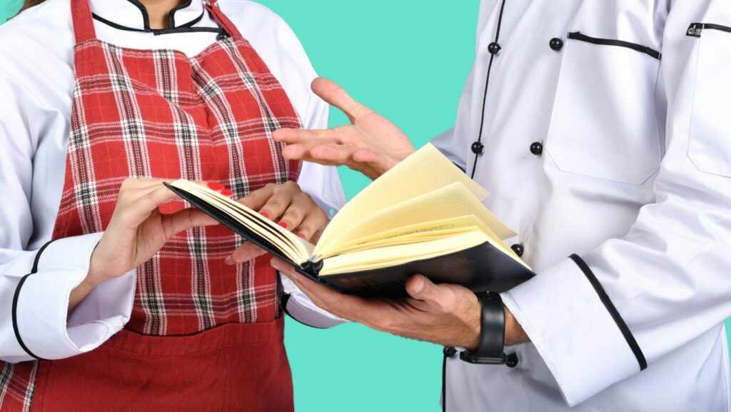 Chef de cozinha finalizando prato autoral com elementos de design gastronômico. Proteção por Propriedade Intelectual na Gastronomia.
