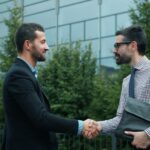 Aperto de mãos entre sócios selando um acordo de sócios para empresas em expansão.