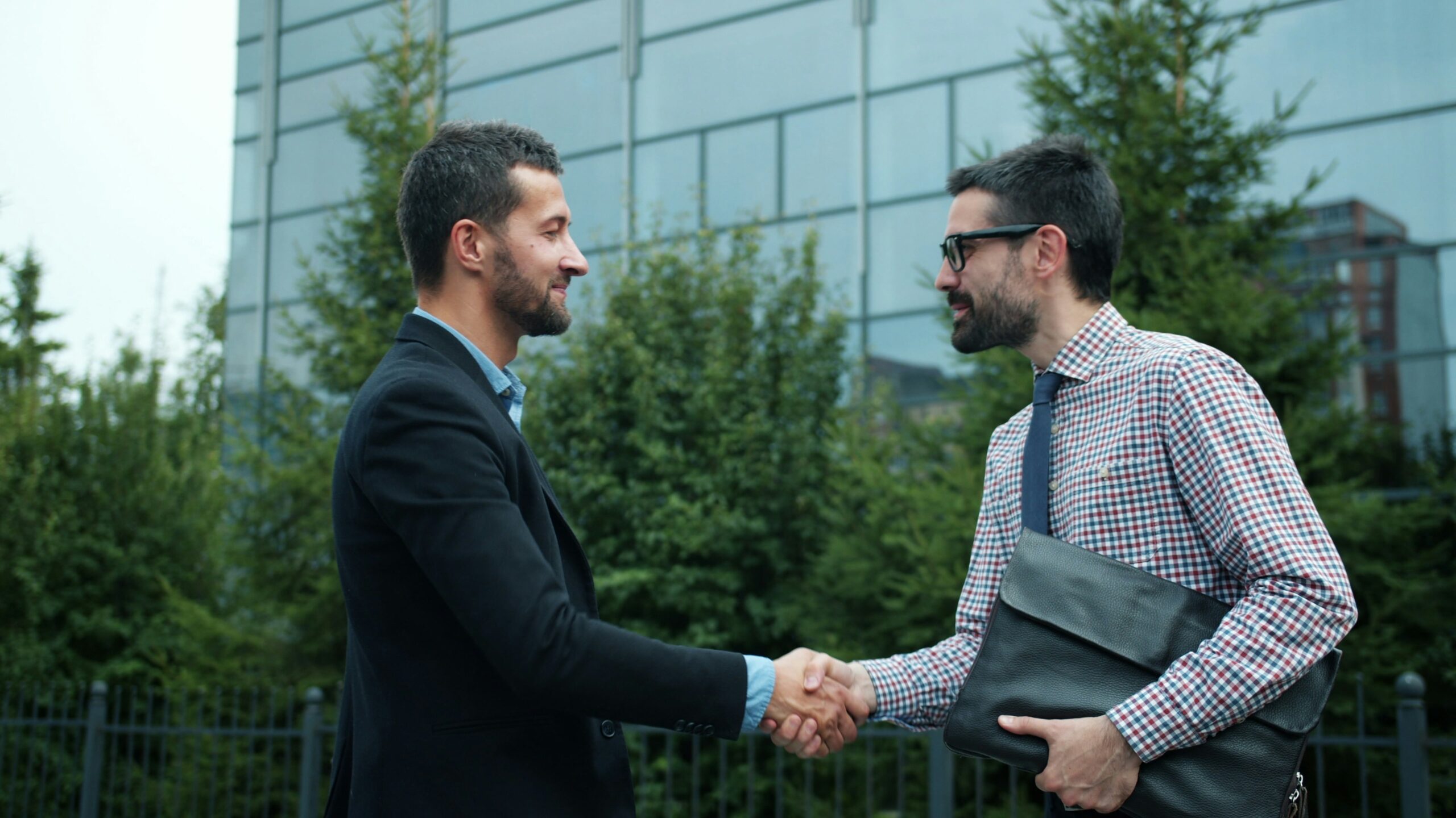 Aperto de mãos entre sócios selando um acordo de sócios para empresas em expansão.