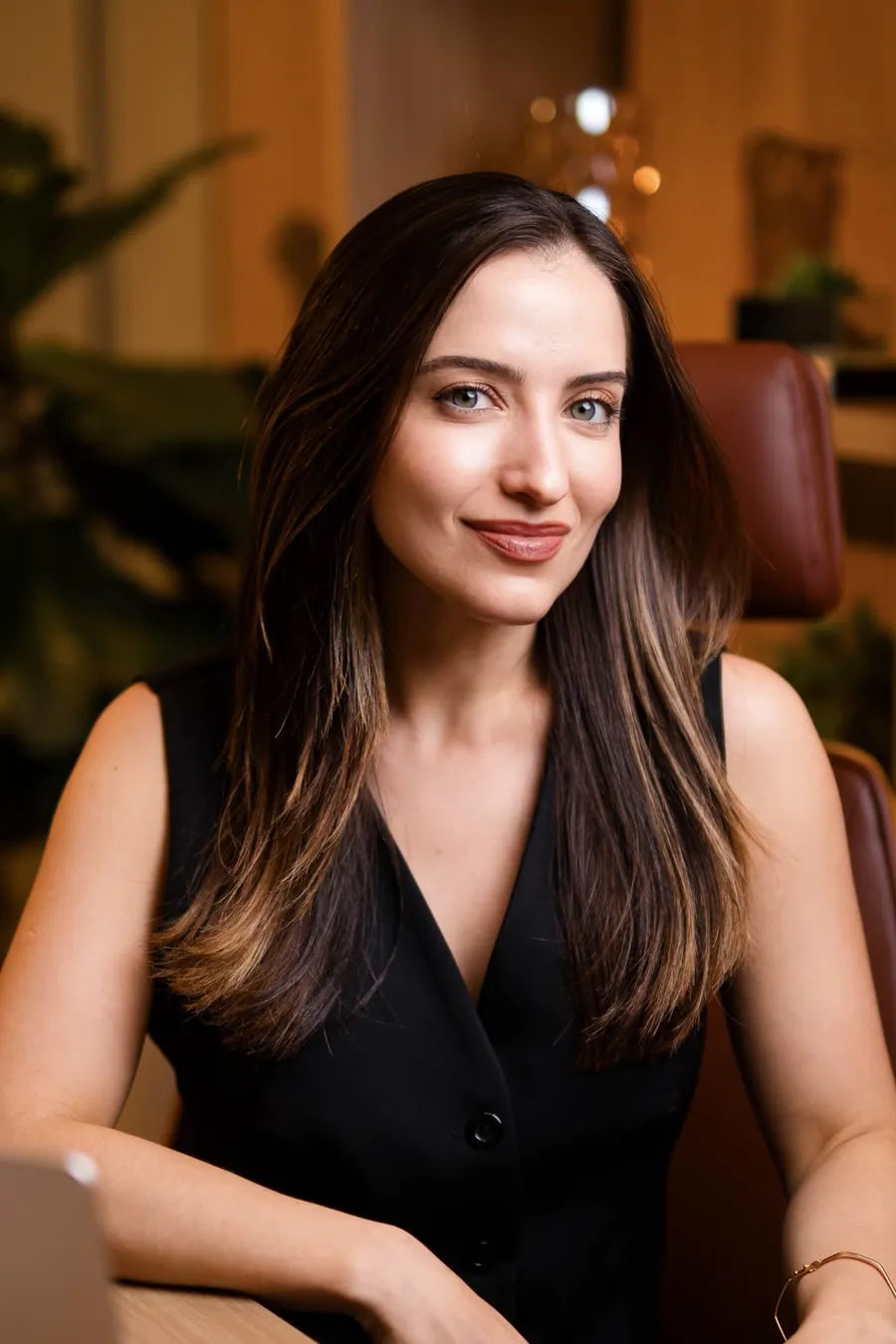 Isabela Zimermam Scalli, advogada empresarial e sócia fundadora do IZS Advocacia, em seu escritório